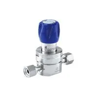 Регулятор AMFLO UHP AU22 Материал: Код ZS (Body,Poppet, Nozzle,Gland-SUS316L, Diaphragm - Hastelloy® C-22, Seat: PCTFE) ; Поверхность 0.13 um; 3х портовый с манометром, вх. давл. 20,6 бар, CV-1.1